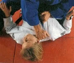 Illustrated sequence of Tsukkomi-jime, the thrusting strangle.