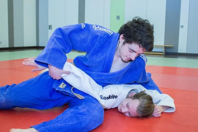 Illustrated sequence of Waki-gatame, the armpit armlock.